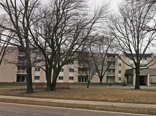 700 W Rand Rd APT A102, Arlington Heights, IL 60004