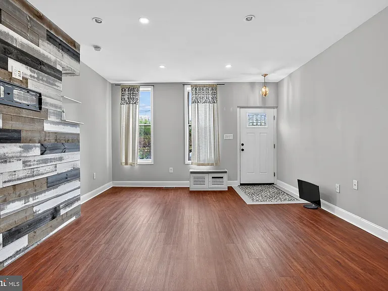2319 E Somerset St — Photo 4