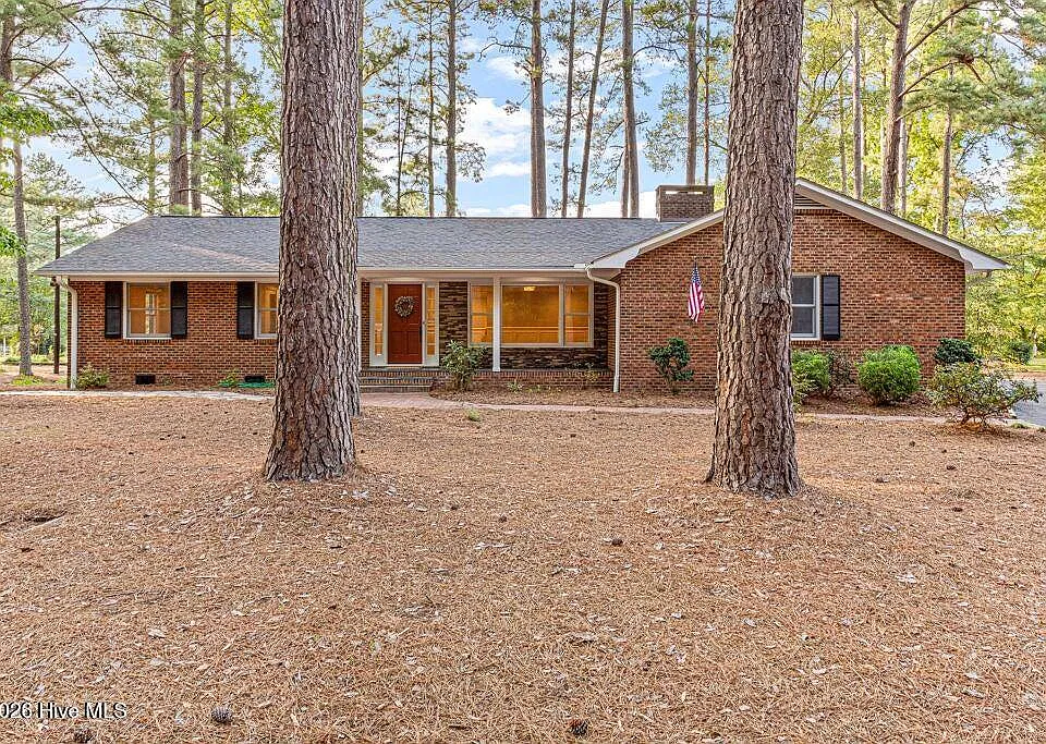 4 Fairway Ln