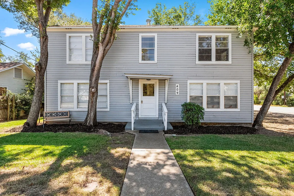 Building Photo - 409 E Austin St