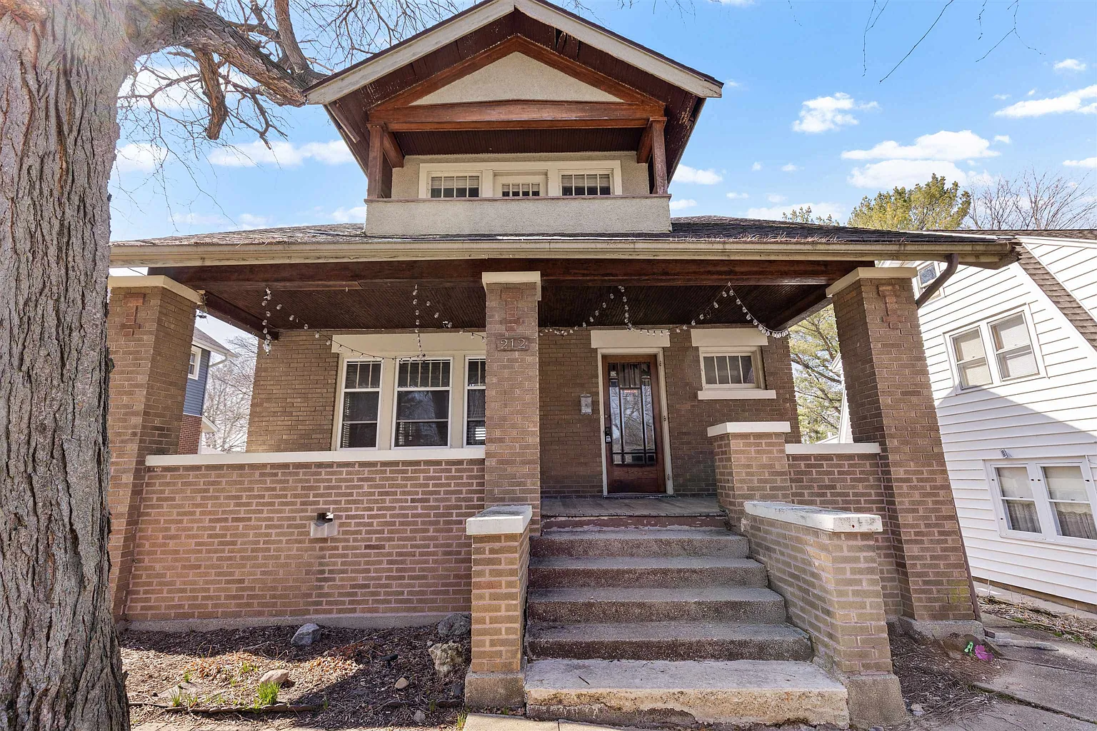 212 N Gardiner Ave photo 1