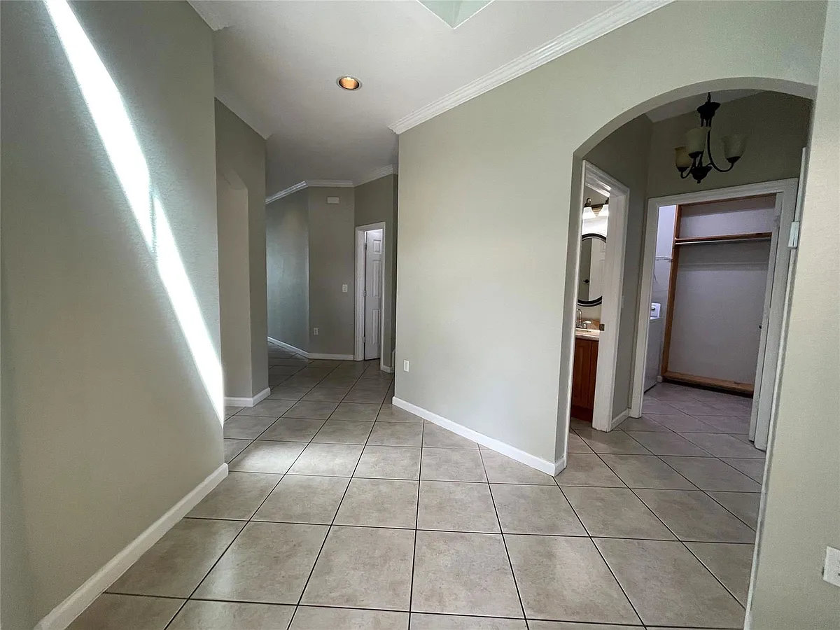 Building Photo - 5031 Madison Lakes Cir W