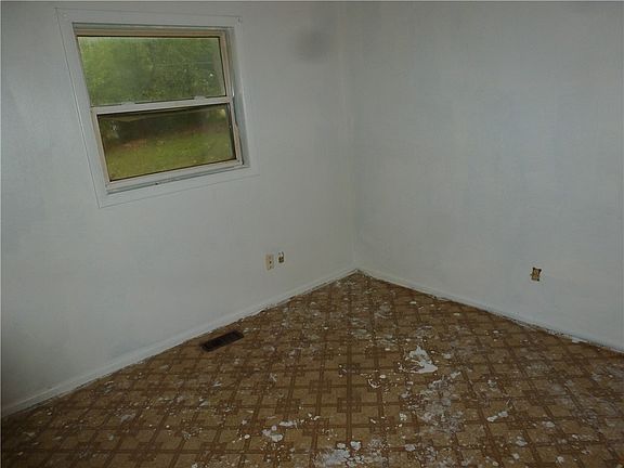 5th image of 905 Hillside Dr