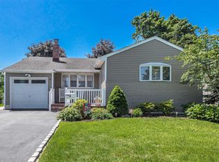 6 Holyoke Rd, Hicksville, NY 11801