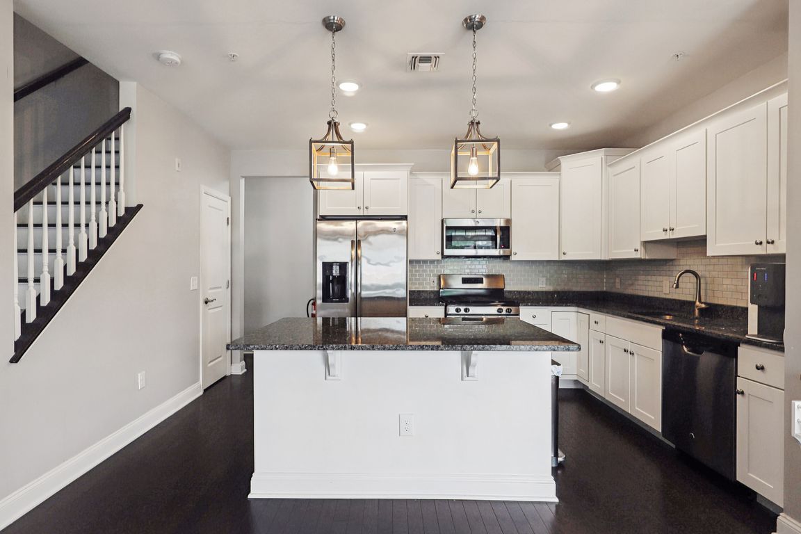 Elston Ct-1106-017.jpg