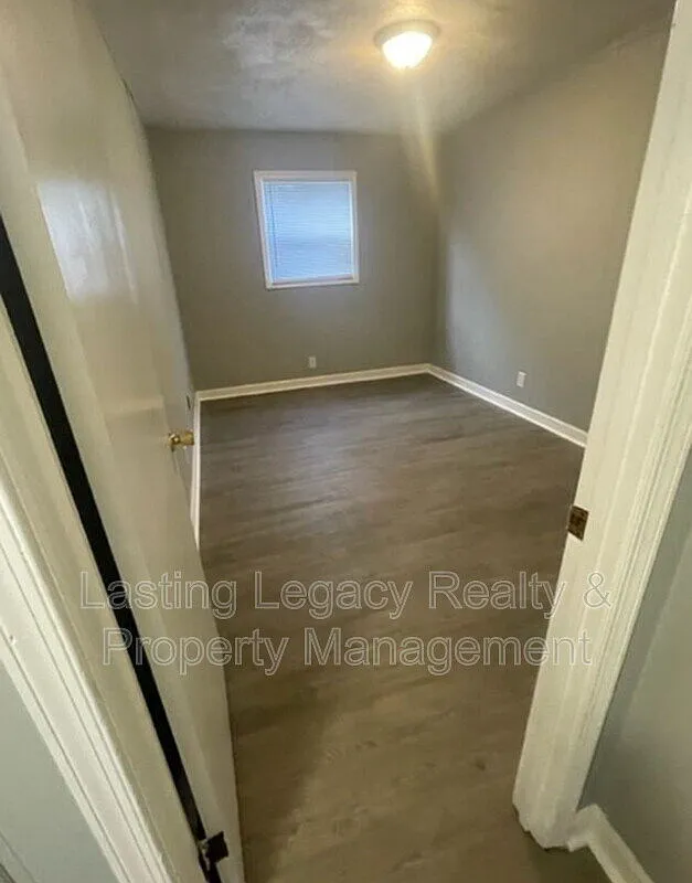 2 bed, 1.0 bath, $950 — Photo 3
