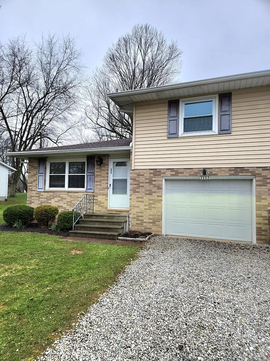 2452 Twin Lakes Dr photo 1