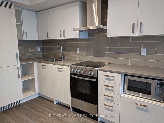5th image of 125 Redpath Ave #605