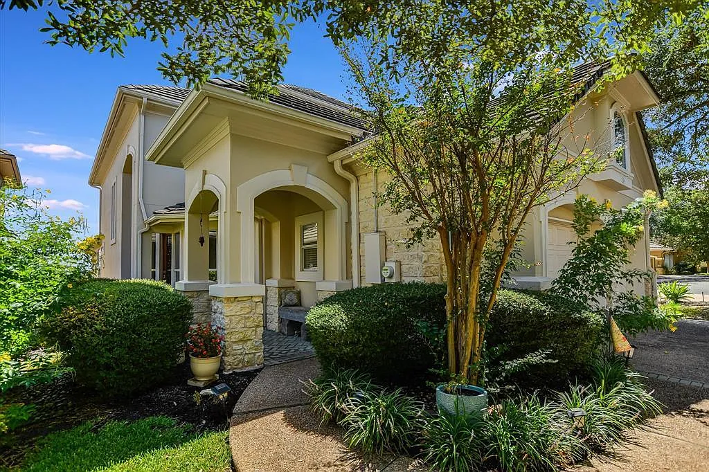 4 bed, 2.5 bath, 3267 sqft, $4,500 — Photo 2