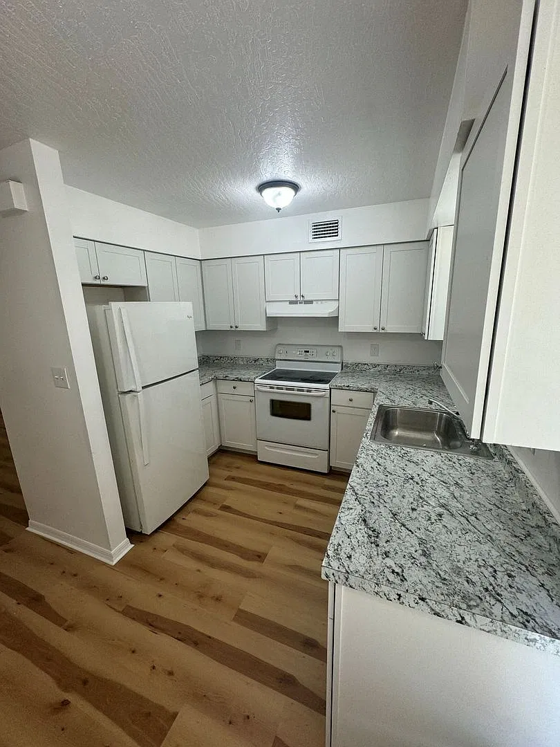 341 Mercury Ave SE — Photo 3