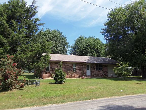 4th image of 704 NW 15th St