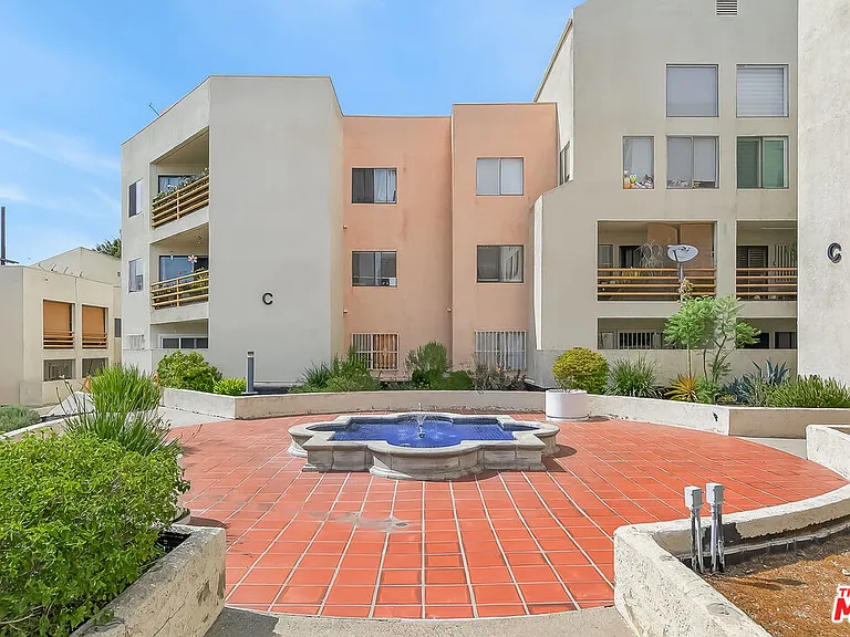 1118 Valencia St #310 — Photo 19