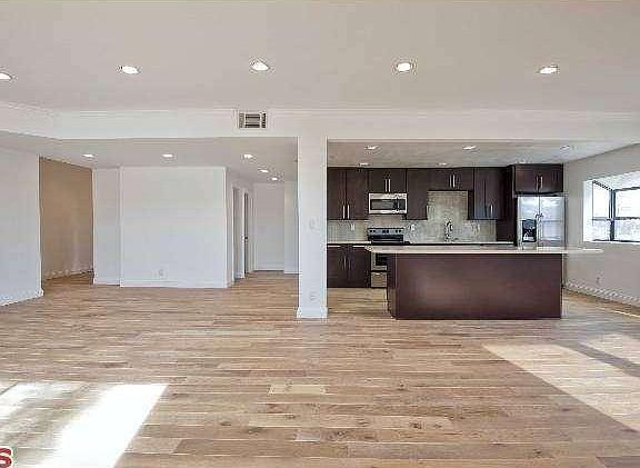 3rd image of 14115 Moorpark St APT 207