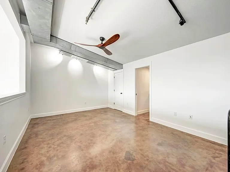 807 E 14th St #305 — Photo 32
