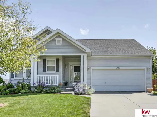 1103 Stony Point Dr, Papillion, NE 68046