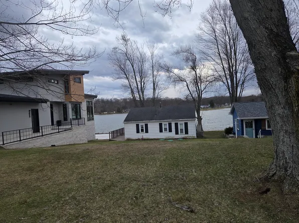 340 Dewey Lake Bch, Brooklyn, MI 49230