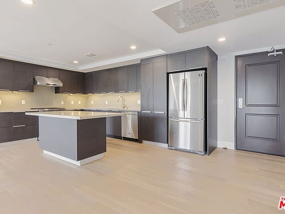 3rd image of 2939 Leeward Ave #401