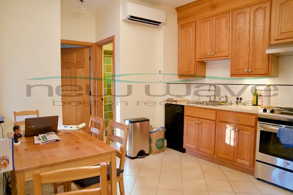 3 bed, 900 sqft, $4,600 — Photo 1