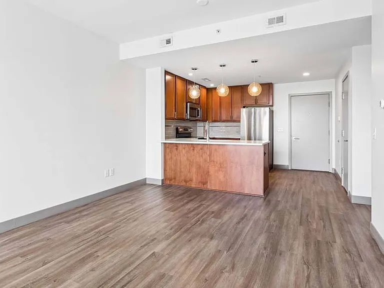Midtown Crossing Apartments — Photo 122
