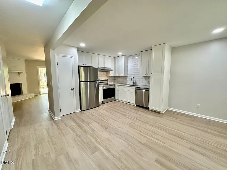 4050 Arckelton Dr — Photo 6
