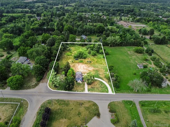 5031 Oakwood Rd, Ortonville, MI 48462