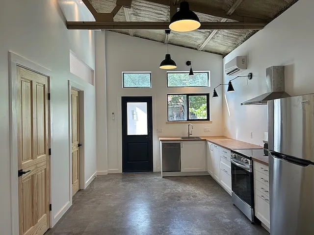306 E Columbia St — Photo 1