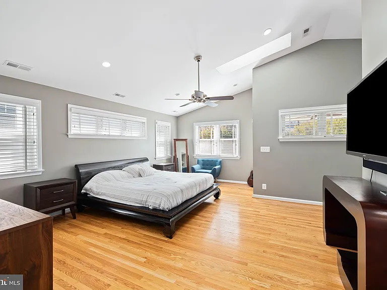1604 N Edgewood St — Photo 27