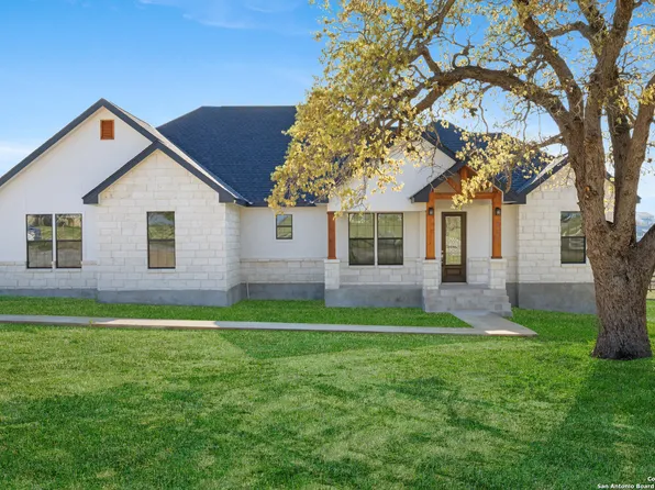 237 Lakeview Cir, La Vernia, TX 78121