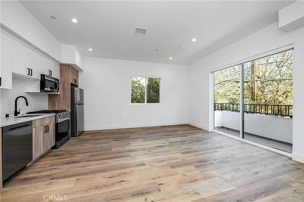 3 bed, 1314 sqft, $4,985 — Photo 4