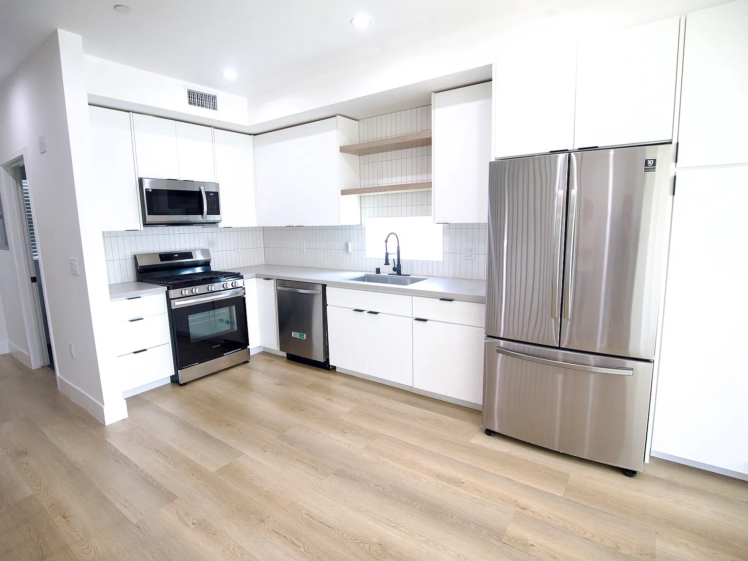 3 bed, 1350 sqft, $4,700 — Photo 4