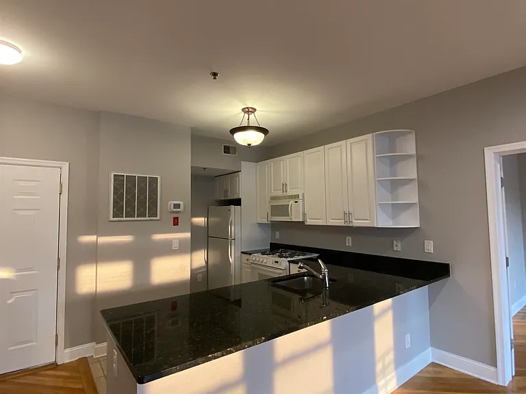 915 Madison St #6C — Photo 2
