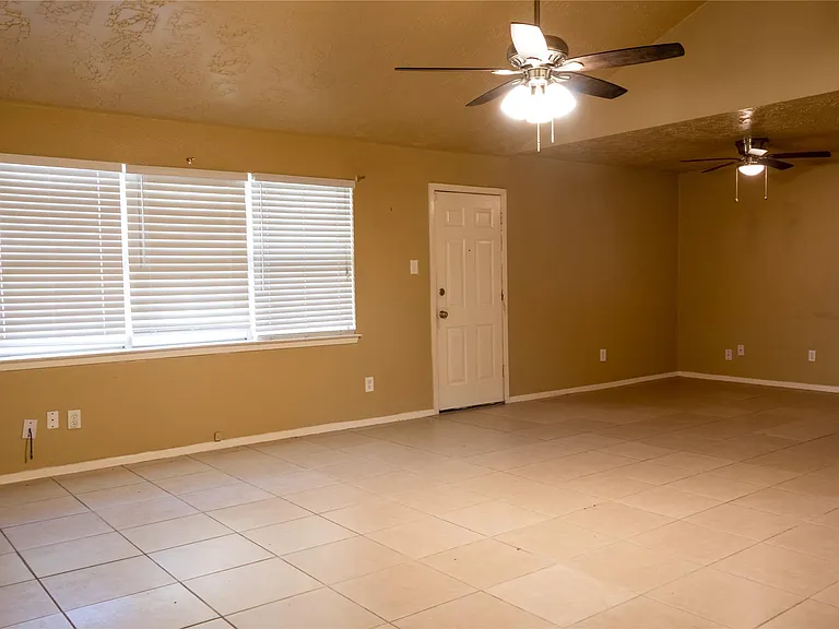 8215 Lone Bridge Ln — Photo 4