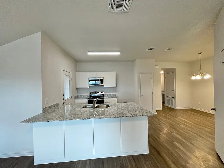 1806 Clovis Dr — Photo 5