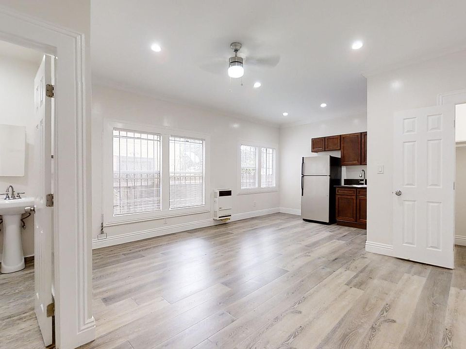 1st image of 334 N Heliotrope Dr #102