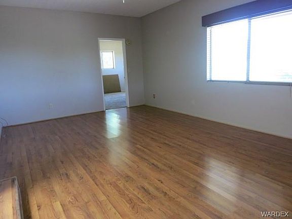 3rd image of 720 E Oak St