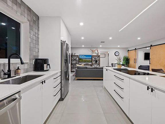 5th image of 4311 NE 15th Avenue