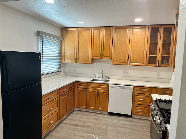 904 Laguayra Dr NE — Photo 10