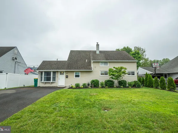 67 Neptune Ln, Levittown, PA 19054