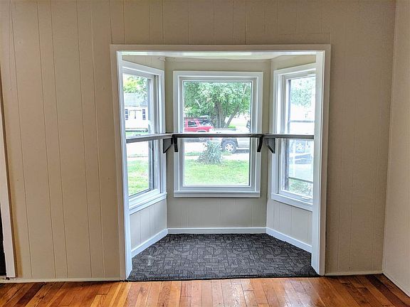 4th image of 3509 Montrose Ave
