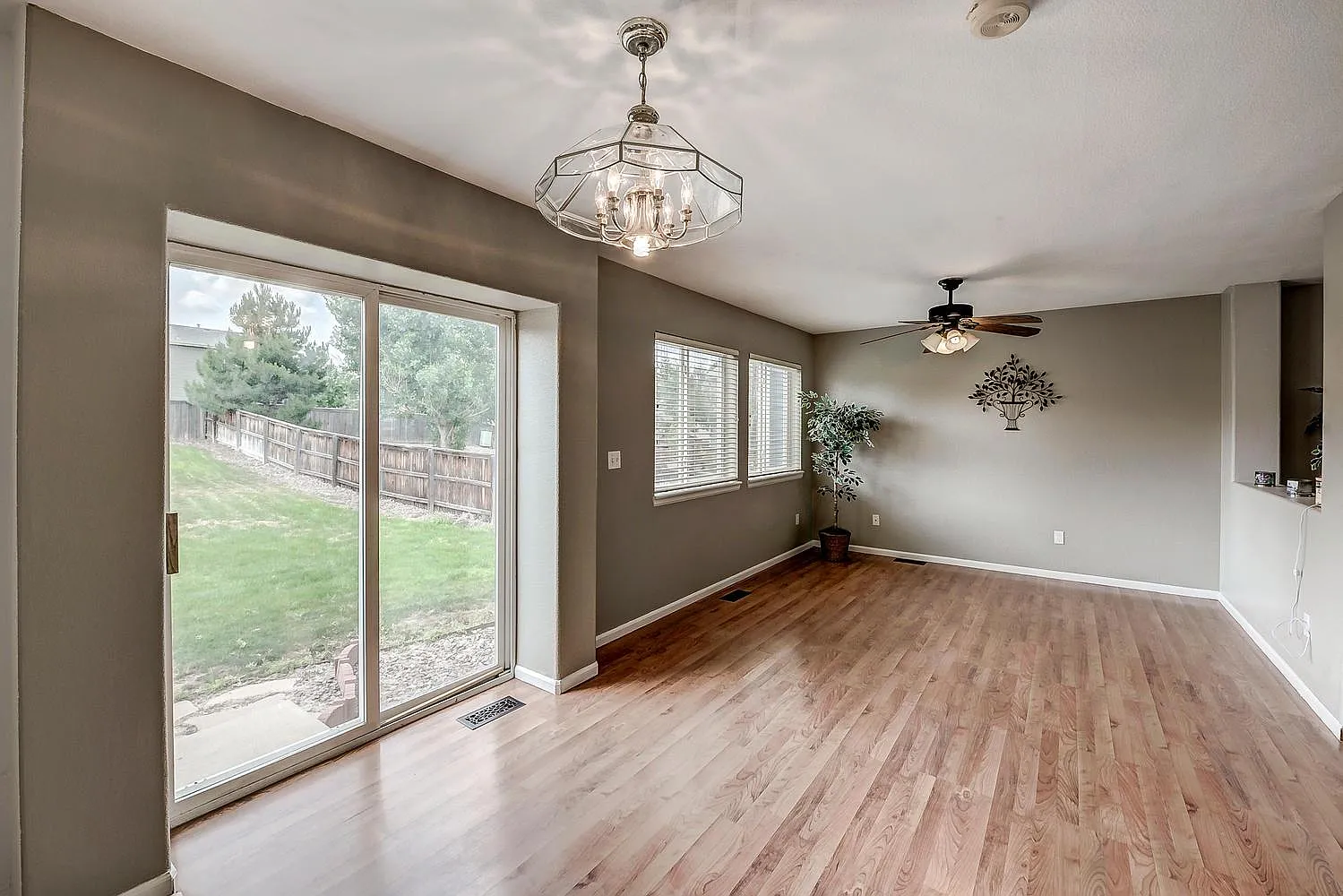 4 bed, 2421 sqft, $3,098 — Photo 4