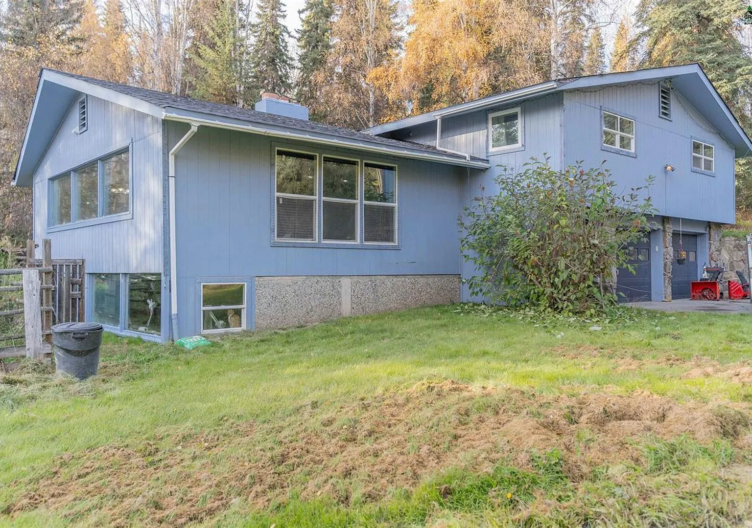 Large 3 bedroom 2 bath 2 car garage with shop and MIL in Goldstream — Photo 1