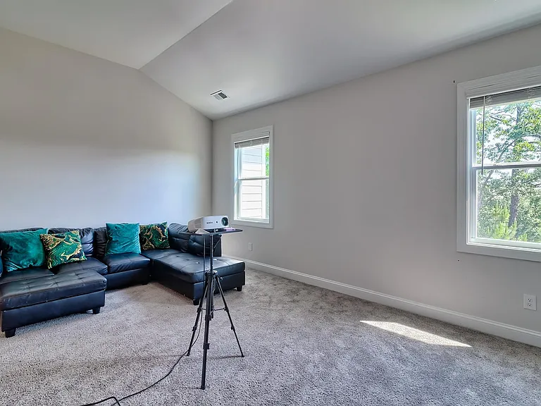 558 Mahonia Rd — Photo 31