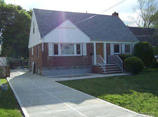 1987 Lakeville Rd, New Hyde Park, NY 11040