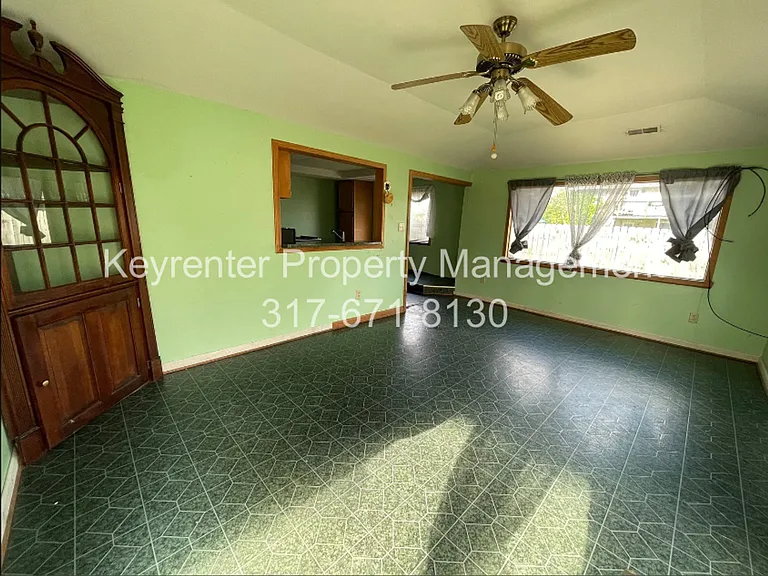 1027 E 4th St — Photo 3
