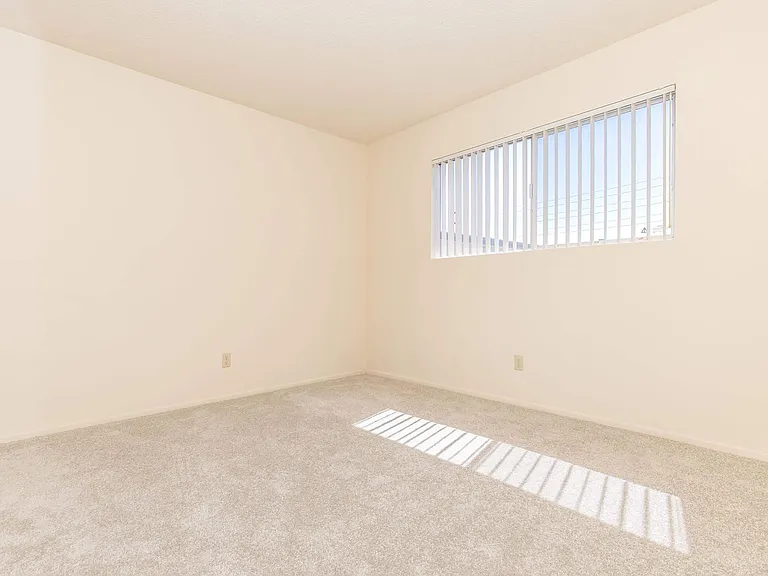 Ocean West Apartments — Photo 33