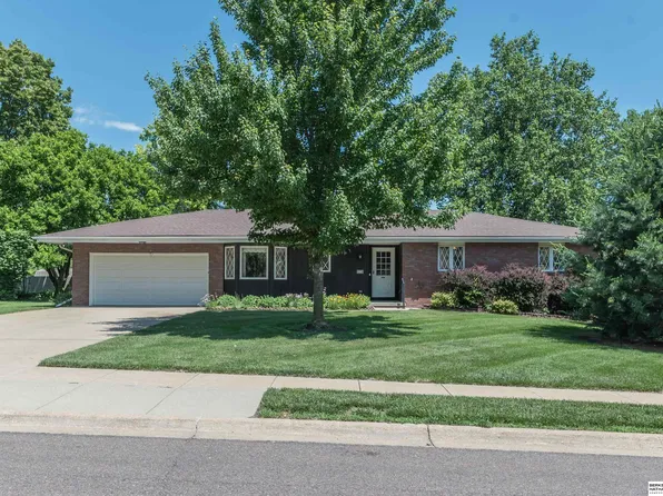 5718 Willit St, Omaha, NE 68152