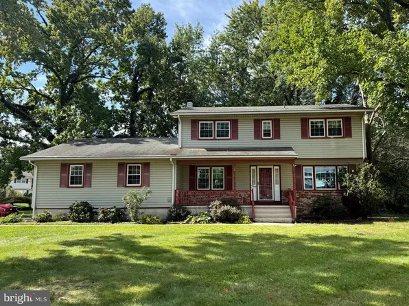 2 Berrywood Dr, Hamilton, NJ 08619