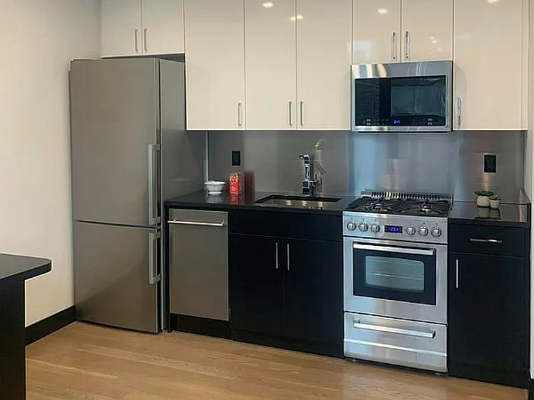 401 W 33rd St #4B — Photo 2