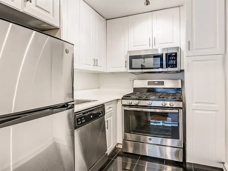 888 8th Ave #15R — Photo 3