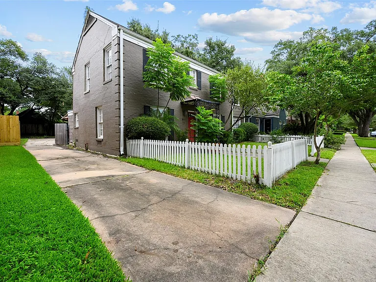 1832 Lexington St — Photo 3